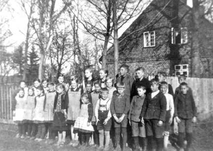 035 0037 Gruppenbild Gundauer Schueler vor dem Schulgarten in den 20er 30er Jahren