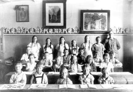 035 0039 Klassenbild der Gundauer Schule mit Lehrer Rutz