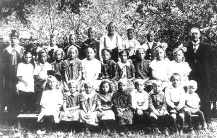 035 0040 Schueler der Schule Gundau mit Lehrer Rutz um 1926