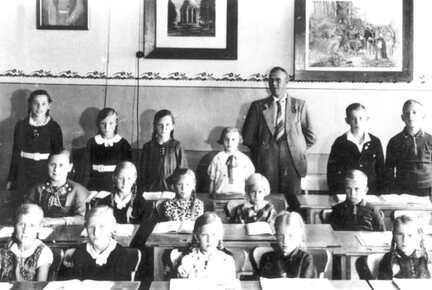 035 0041 In der Schulstube in Gundau mit Lehrer Rutz