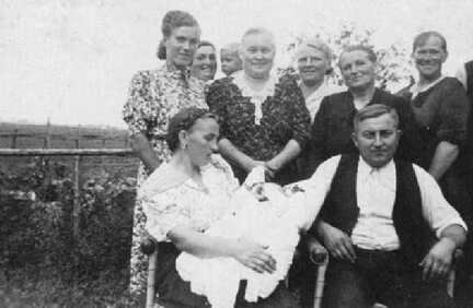 035 0047 Franz und Maria Andres mit der Verwandtschaft am Tage der Taufe von Sohn Horst im Jahre 1941