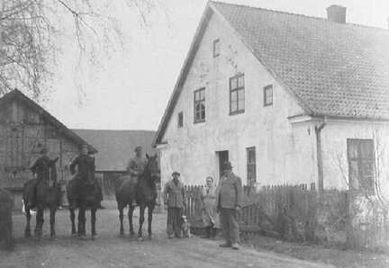 035 0050 Auf dem Anwesen Friedrich Gutzeit Von rechts Herr Gutzeit Wirtschafterin Frau Laporte und Melker Neumann