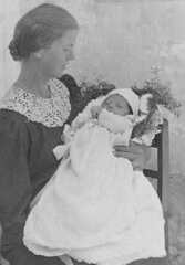 035 0053 Ursel Raese mit dem Bruder Siegward am Tage der Taufe 1939
