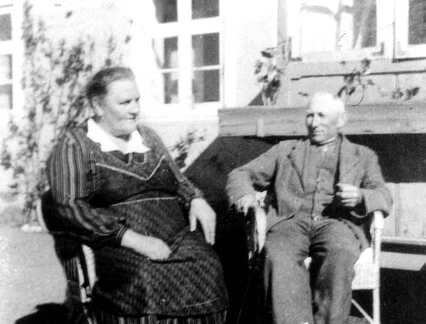 035 0054 Albert und Erna Schlien bei einer Ruhepause neben ihrem Wohnhaus