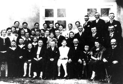 035 0056 Die Gaeste bei der Konfirmation von Herta Schlien