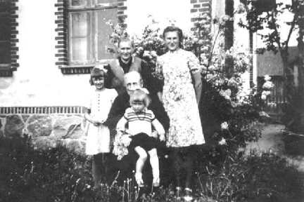 036 0006 Familie Potzuweit im Garten ihres Anwesens