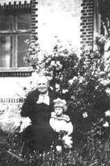 036 0007 Auguste Potzuweit mit Enkelin Edith