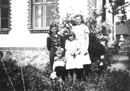 036 0008 Erna Eva und Edith Potzuweit mit dem Landdienstmaedchen Ruth Langkopf