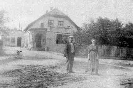 036 0011 Im Jahre 1917 vor dem Wohnhaus Eduard Broeker psd