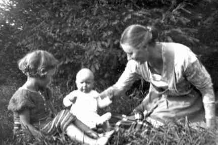 036 0025 Guttschallen Tante Trudchen Domscheit mit ihren Kindern Adolf und Gretel