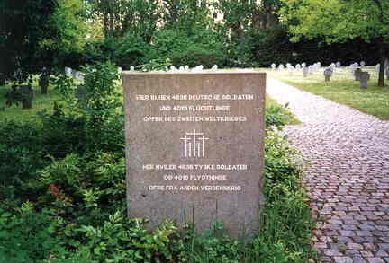 036 1016 Auf dem Friedhof in Kopenhagen Stele in deutscher und daenischer Sprache