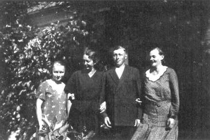 037 0002 In Hanswalde Von links Else Riemann Frieda Kretschmer geb Riemann Otto Riemann und Hedwig Riemann geb Stadie