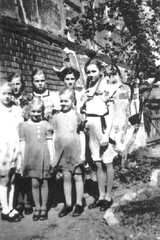 037 0007 Sommer 1940 in Hanswalde Im Bild die Kinder von Otto und Hedwig Riemann Lenchen Kretschmer und andere aus dem Dorf