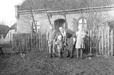 037 0014 Die Ehefrau von Lehrer Donner mit Hanswalder Kindern vor der Schule