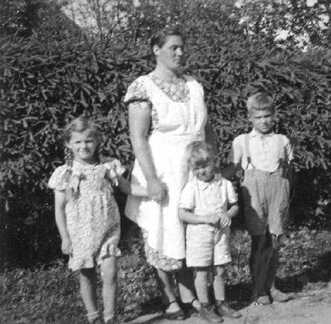 037 0017 Familie Kroehnert Hanswalde Von links Tochter Erna Mutter Minna der Nachbarjunge Ernst und Sohn Walter Kroehnert
