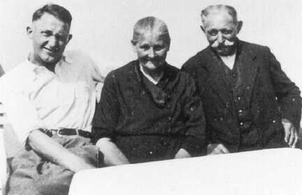 037 0018 Anne und Friedrich Kratel mit Sohn Willy im Jahre 1940