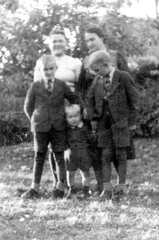 037 0023 Alfred Kurt und Guenter Stadie mit Tante Irmgard und dem Polenmaedchen im Sommer 1944