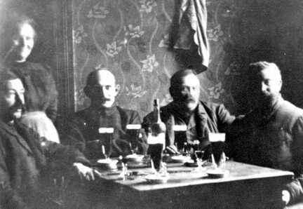 037 0027 In der Gastwirtschaft in Hanswalde von links Kaufmann Stadie und Frau Bauer Forche Bauer Hermann Stadie und Bauer Kretschmer