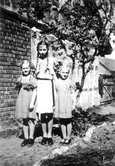 037 0028 Lenchen Kretschmer Bildmitte mit den Schwestern Hildegard und Elfriede Riemann