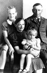 037 1003 Die Familie Otto und Hedwig Riemann mit den Toechtern Hildegard und Ilse im Jahre 1946