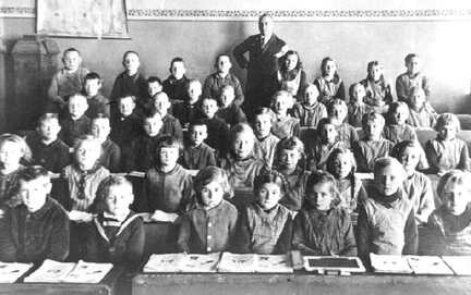 038 0013 Ortsteil Pomauden Schulklassenbild aus dem Jahre 1932 33