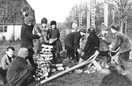 038 0014 Ortsteil Pomauden Schulkinder sorgen fuer Brennholz