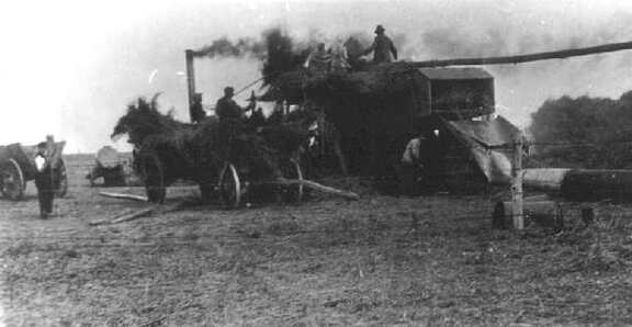 038 0022 Dreschen auf dem Feld