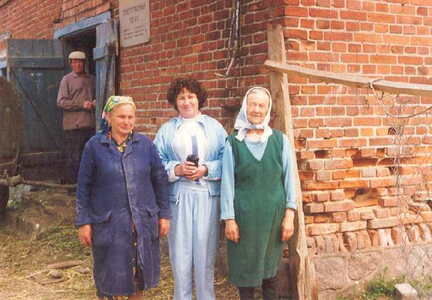 038 1005 Die Neubuerger von Hasenberg vor dem Pferdestall