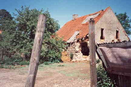 038 1017 Dem Verfall preisgegebenes Wohnhaus in Hasenberg Im Jahre 1993