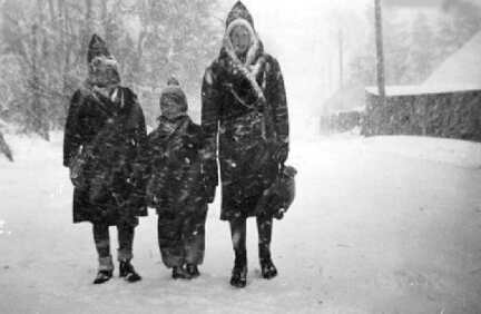 040 0004 Die Geschwister Elli und Hertha Ruecklies und der kleine Gerhard Radmacher im Winter im Imten