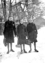 040 0005 Dorothea Gottfried Maria Rudat und Elli Ruecklies auf der Dorfstrasse in Imten