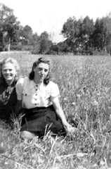 040 0006 Elli Ruecklies und Elsa Gottfried auf der Wiese am Biebergraben Im Hintergrund das Waeldchen von Bauer Perl
