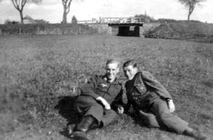040 0010 Artur Boehm und Erich Mueller auf der Wiese von Bauer Urban Im Hintergrund die Strasse nach Friedland