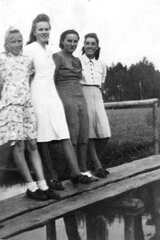 040 0011 Auf der Biebergrabenbruecke in Imten Von links Hertha Ruecklies Elli Ruecklies Liesbeth Armgard und Elsa Gottfried