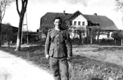 040 0016 Erich Mueller der Freund von Elli Ruecklis vor dem Anwesen von Bauer Theodor Urban