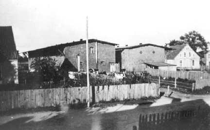 040 0018 Die westliche Dorfstrasse mit den Anwesen von links Hof Boehnke und Hof Treppner Gastwirtschaft