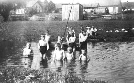 040 0021 Imter Jugend beim Baden im Biebergraben Links im Bild das Anwesen von Bauer Preik rechts ist das Anwesen Boehnke zu erkennen