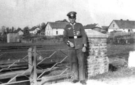 040 0022 Ein Soldat auf der Biebergrabenbruecke Links davon das Landjaegerhaus rechts das Anwesen Boehnke