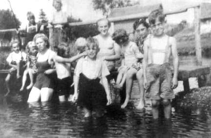 040 0028 Badevergnuegen am Biebergraben in Imten Kinder der Familien Gottfried Ruecklies Wischkowski Urban und Boehm