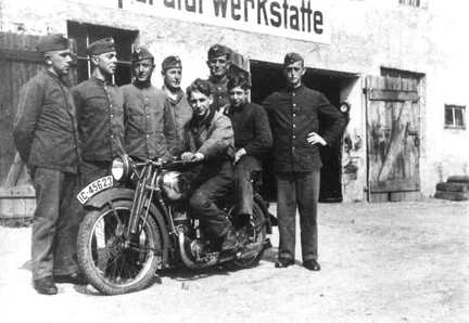 040 0045 Imter Buerger bei der Motorradfahrschule in Tapiau