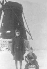 040 0051 Helga und Irma Klewitz im Winter 1938 39