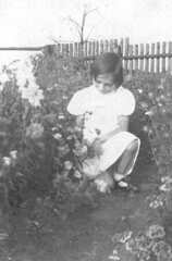 040 0052 Irma Klewitz im Garten im Jahre 1940