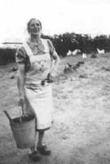 040 0053 Anna Klewitz beim Fuettern der Tiere um 1940