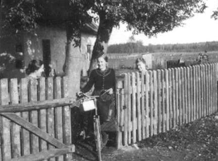 041 0009 Gretel Grapentin bei der Postausfahrt Ihr Vater war fuer die Poststelle zustaendig