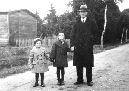 041 0011 Albert Hartmann mit seinen Kindern Manfred und Adelheid im Oktober 1939