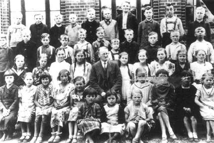 041 0012 Klassenbild der Volksschule Irglacken mit Lehrer Wickmann im Jahre 1934