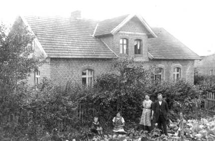 041 0015 Das Wohnhaus Hof Gueldenstern Davor Edmund und Emma Gueldenstern mit den Kindern Elsbeth und Siegfried