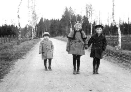 041 0019 Auf der Dorfstrasse kurz vor dem Neuendorfer Forst Im Bild von links Manfred Hartmann Karla Gueldenstern und Adelheid Hartmann