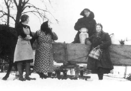 041 0031 Im Jahre 1940 noch zu Ostern Schnee Die Milch wird per Schlitten zu Molkerei gefahren