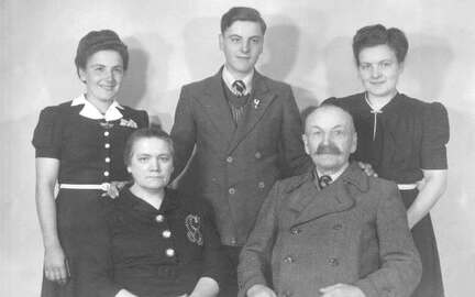 041 1006 Die Eheleute Liedke aus Irglacken mit ihren Kindern Edeltraut Arnold und Emmi im Jahre 1949